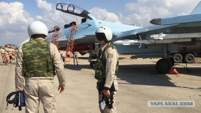 Самолеты ВКС России после минометного обстрела авиабазы Хмеймим в Сирии