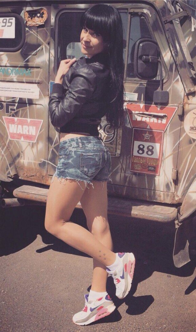 Раскоряки и сиськи запрещены? Тогда просто девушек вам и ножек в это воскресенье