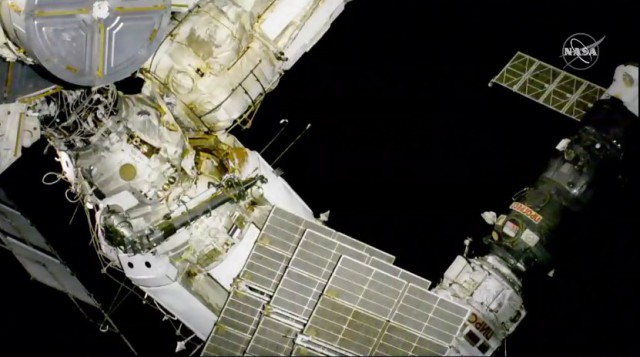 Дыра в иллюминатор не видна: космонавты осмотрят «Союз» снаружи