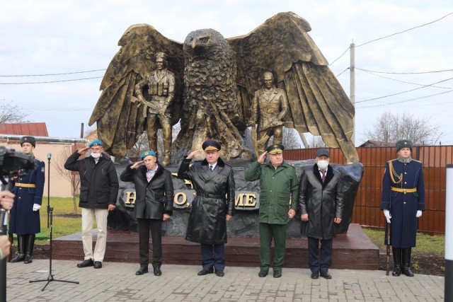 Кто–нибудь знает, как называется это направление в современном искусстве?