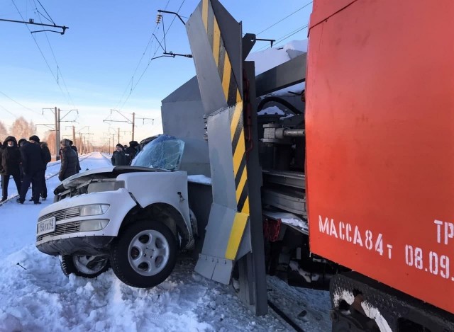 На Алтае снегоуборочный поезд столкнулся с авто на переезде. За рулём находилась учительница с учениками