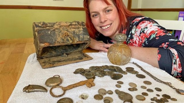 Британка пошла на пляж собирать мусор и нашла сундук с сокровищами