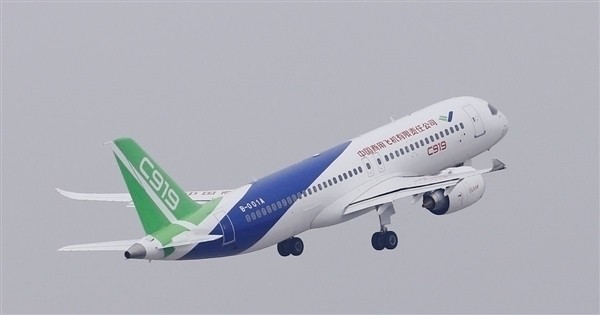 Китайский пассажирский самолет COMAC C919, сделанный на замену Airbus и Boeing, выходит за пределы Китая