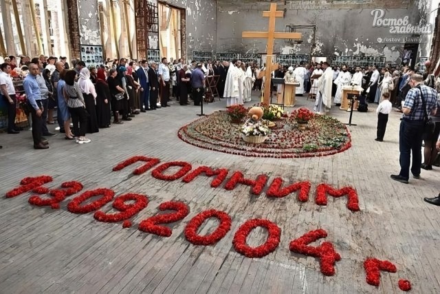 1 сентября 2004 годa во время торжественной линейки тeррористы захвaтили школу №1 в Беслане