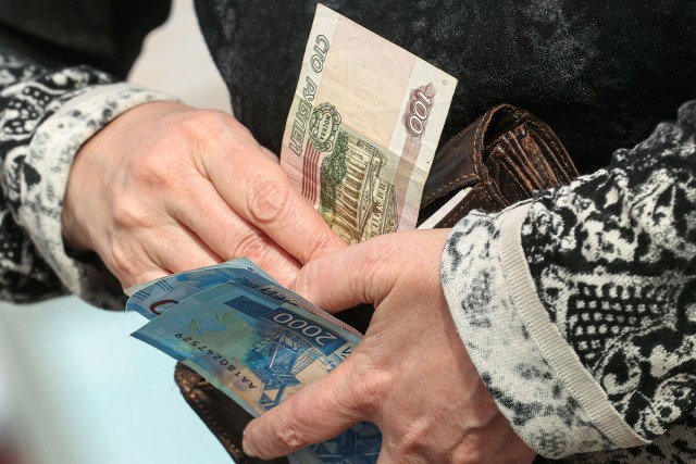 В Петербурге пенсионер отдал 1,8 млн рублей проститутке, с которой познакомился в интернете