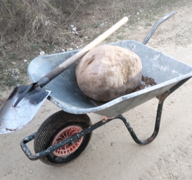 Везу камень.