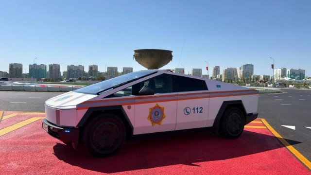 Cybertruck Илона Маска приняли  на службу в МЧС Казахстана