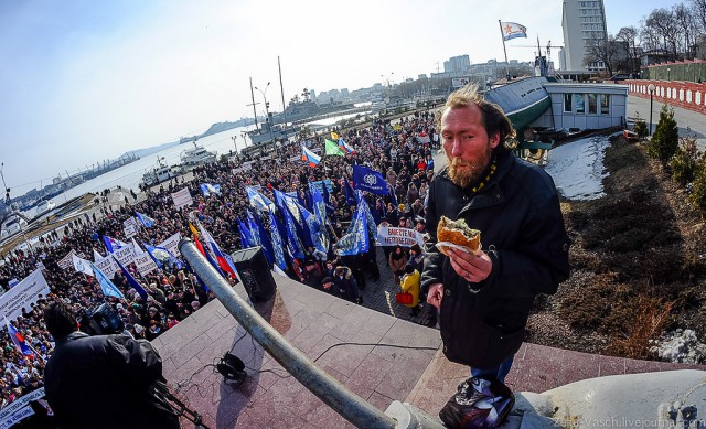 Во Владивостоке идет митинг против коррупции.