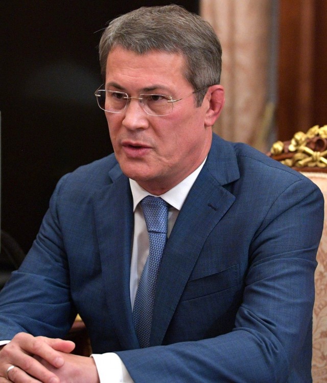 Это кто, пьяный батя? Нет, это глава красногорской "Справедливой России" Валерий Немировский громит офис в Москва-Сити