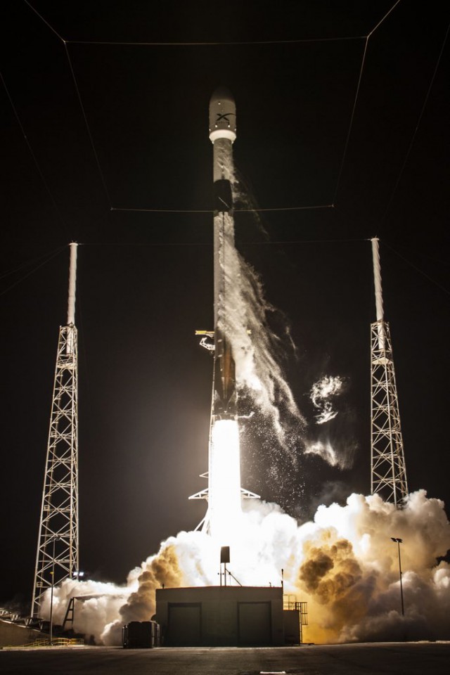 SpaceX запустила ракету Falcon 9 с первыми 60 коммуникационными спутниками системы Starlink