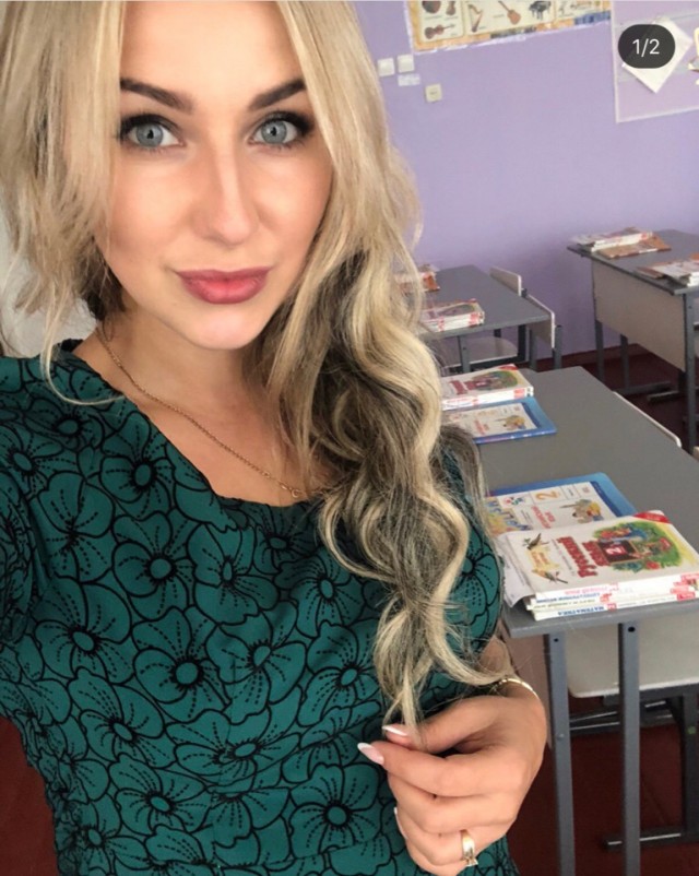 Учительница с эффектной внешностью преподает историю в омской гимназии