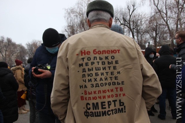 В Саратове полисмены так спешили успеть на разгон протестующих, что перевернули карету скорой помощи и убили пациента