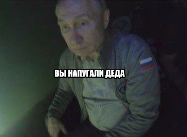 В Санкт-Петербурге на льду Фонтанки, покрытой снегом, кто-то написал слово «Навальный». На место приехали спасатели из МЧС