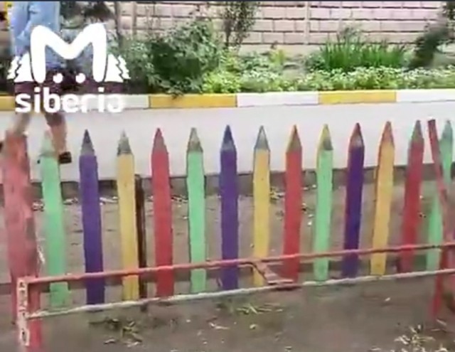 В Омске мужчина спилил качели на детской площадке, потому что они мешали его родителям