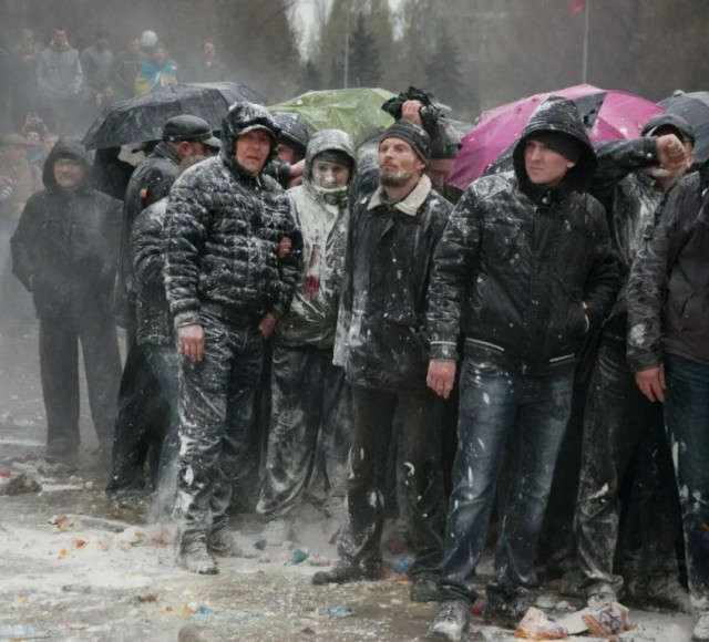 Жители Запорожья принялись снимать со столбов украинские флаги