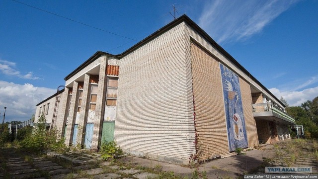 Пионерский лагерь с бассейном и бомбоубежищем