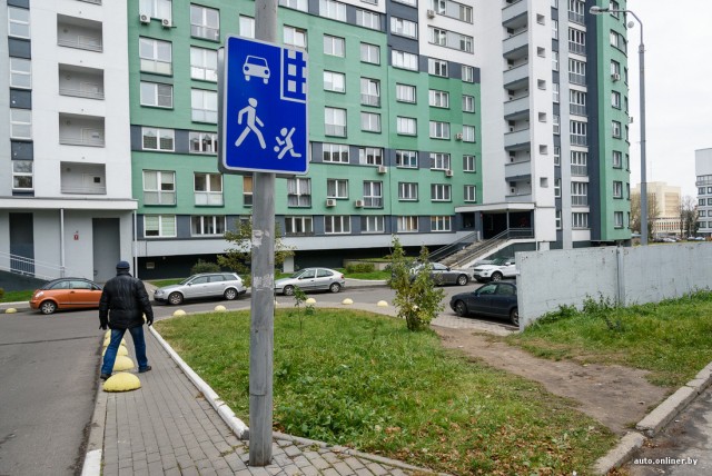 Психованная баба катает на капоте активиста Стопхам в Питере