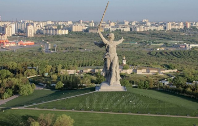Родина-мать парит в облаках