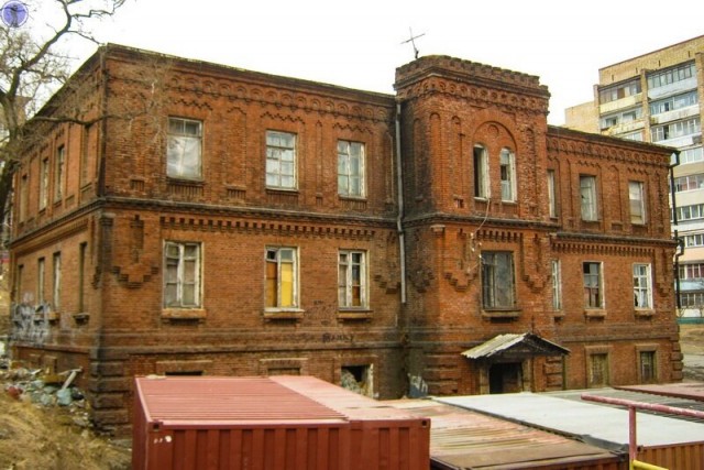 Когда-то здесь гуляла Чума. Заброшенное здание персонала Крепостного военного госпиталя