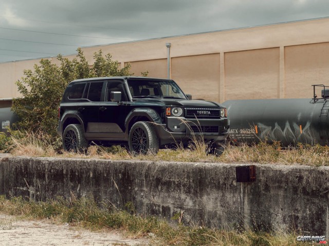 Маленький и доступный кроссовер Toyota как будто подменили: машина примерила калифорнийский стиль