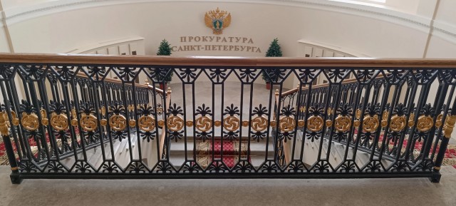 Нужно ли заблюривать изображения золотых розеток на этом перильном ограждении?