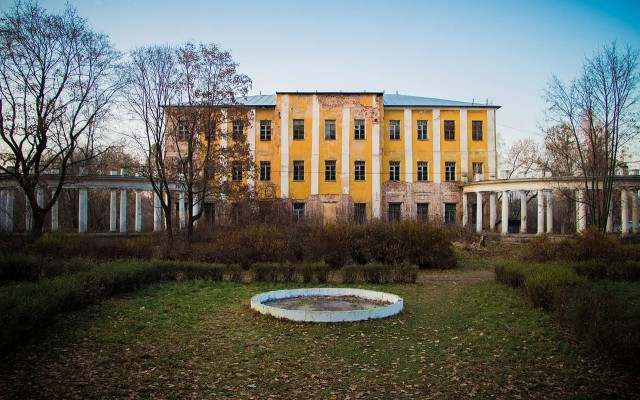 Горит бывшая усадьба князей Голицыных в Балашихе