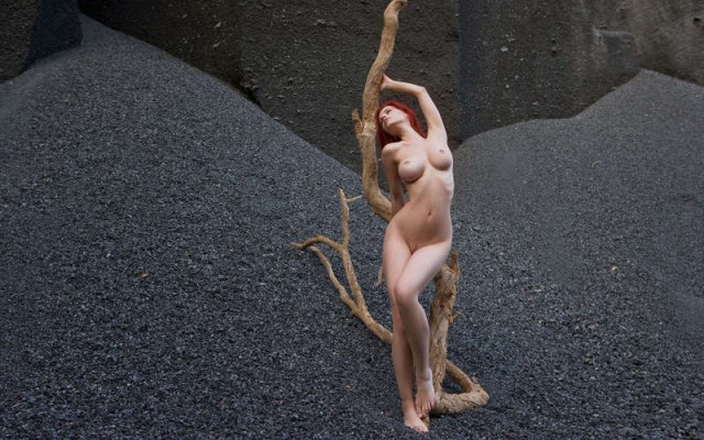 Девушке жмет платьичко