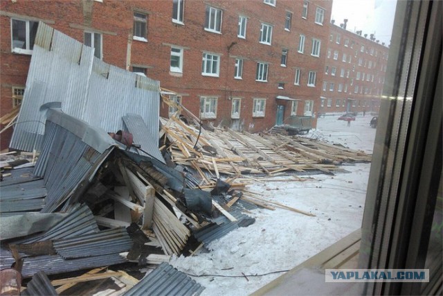 В Красноярском крае сильный ветер сорвал крышу с пятиэтажки