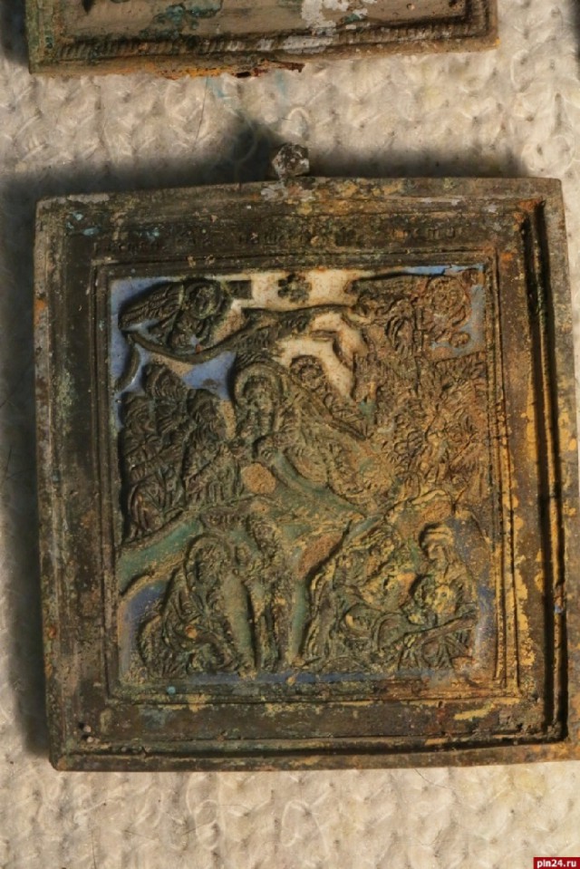 Коронационные монеты, наградной ковш с имперским гербом и коллекция орденов обнаружены в кладе в Музейном переулке в Пскове
