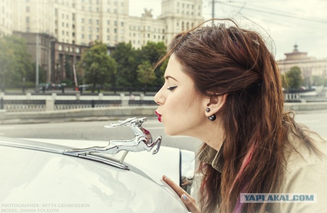 Прекрасная девушка на фоне красивых автомобилей, из уже далекого, Советского прошлого...
