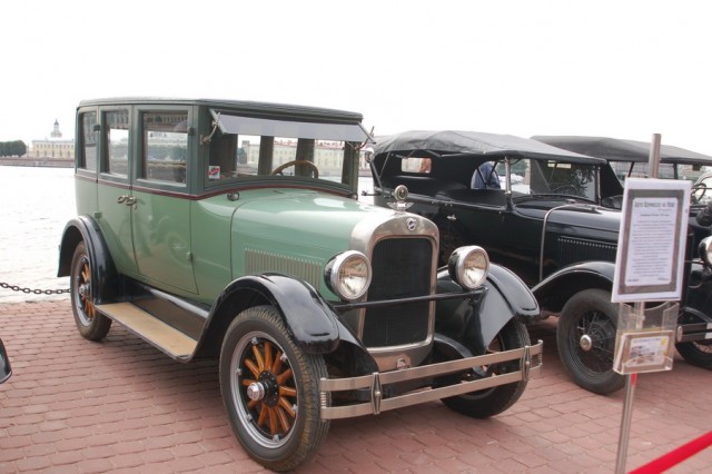 Авто Вернисаж на Неве.