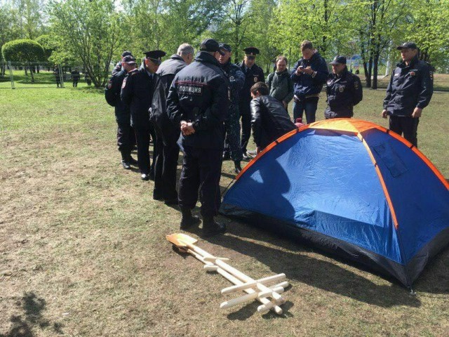 Двое мужчин остались ночевать в сквере Екатеринбурга в палатке. Чиновник назвал это незаконным пикетом