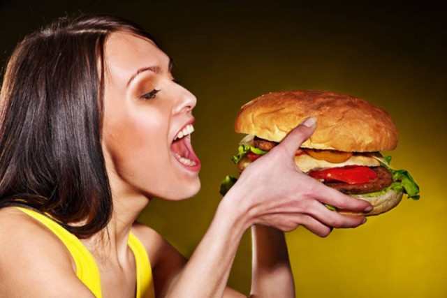 Сотрудники фастфудов откровенно рассказали о тайнах заведений, в которых им пришлось работать