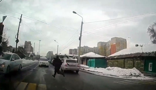 В Омске засняли бежавшего с территории СИЗО мужчину