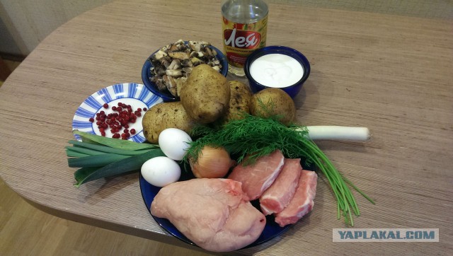 Драники в горшочках с мясом и грибами.