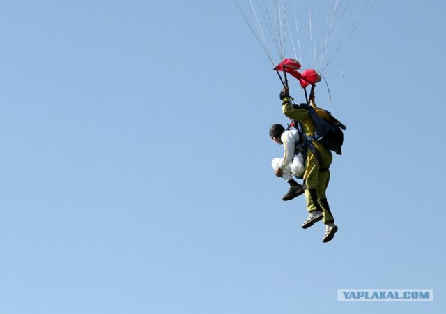 Прыжок с парашютом в 90 лет и без ноги (фото)