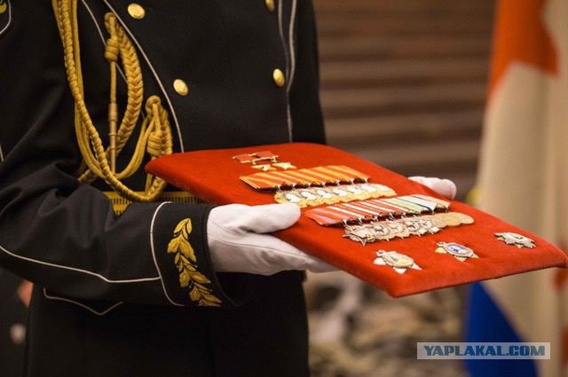 «Памятью не торгуем». Внучка адмирала подарила музею ордена за $2 млн.