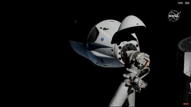 SpaceX запускает космический корабль Сrew Dragon