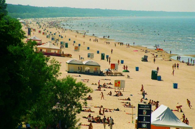 Отдых строгого режима? Море за колючкой.