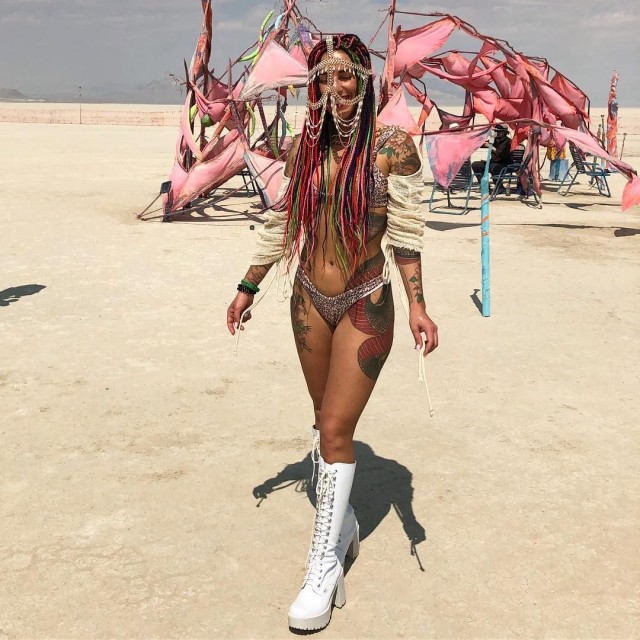 Девушки фестиваля Burning Man-2019