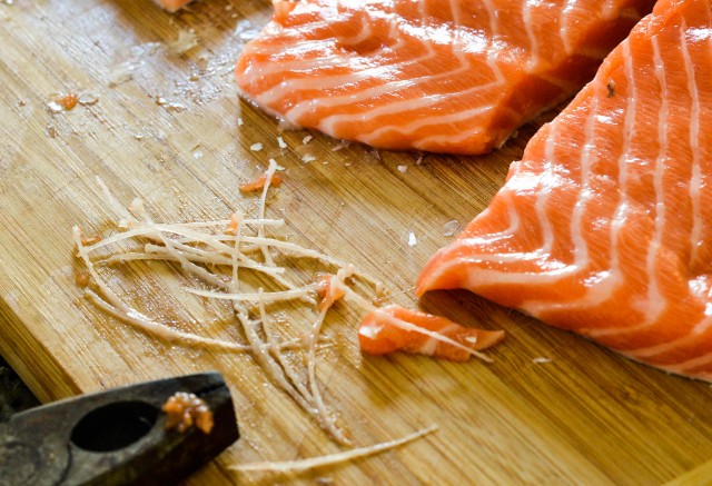 Кулинария: Камчатская семга на кедровой дощечке.