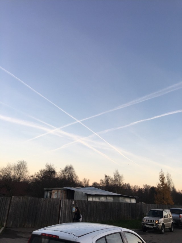 Помощник дежурного в ФСБ по Новосибирской области принимает жалобу на полосы от самолетов в небе