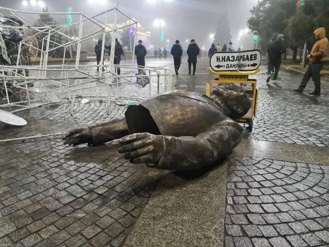 В Талдыкоргане сносят памятник елбасы Назарбаеву
