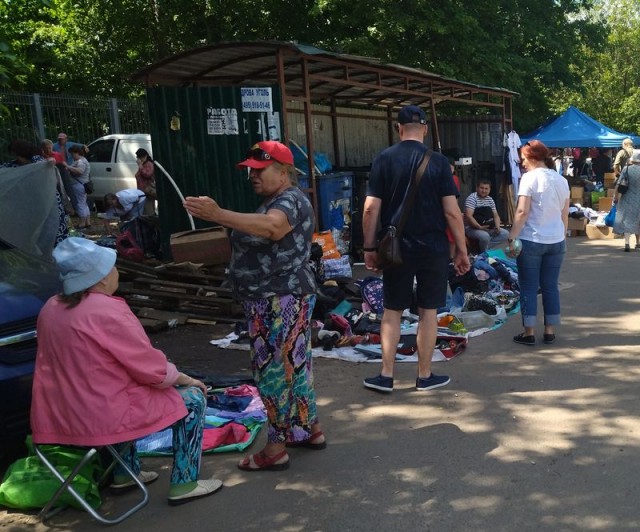 На распродаже Second-Hand толпа умудрилась сломать перила и почти вынести дверь