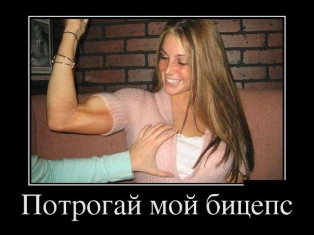 Мальчик показывает фокус