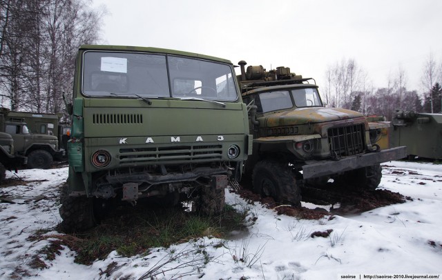 Березки, снег и списанная военная техника