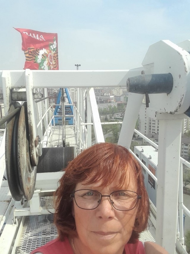Крановщики поднимают знамя Победы над своими кранами