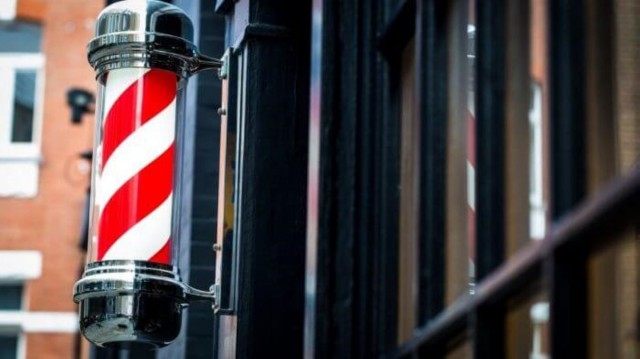 Что это за штука у входа и почему трёхцветный столб стал символом парикмахеров