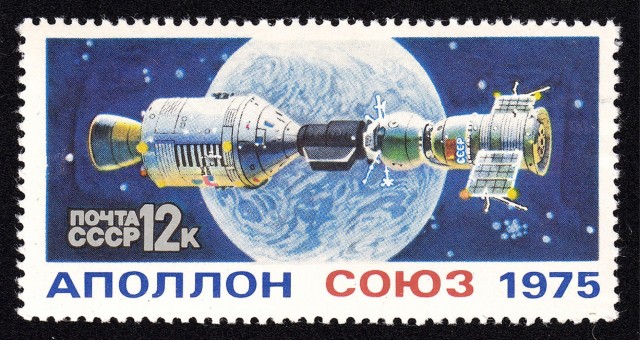 Французские и британские рабочие встречаются под Ла-Маншем во время строительства туннеля (1990)