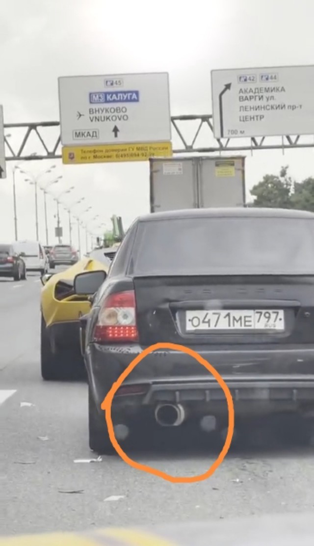Видео, которое делает больно — мужик на «Приоре» въехал в «Ламборгини» в Москве